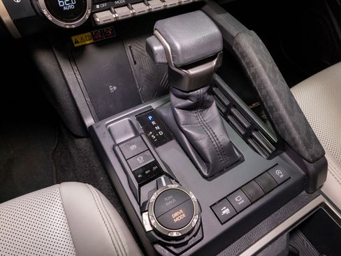 Used 2024 Toyota Tacoma Limited w/ Limited Package (LT) image 26