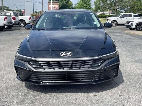 Certified 2025 Hyundai Elantra SE FWD image 2