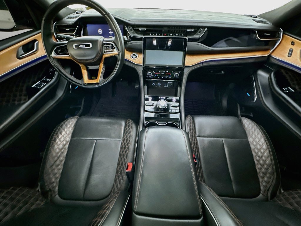 Used 2023 Jeep Grand Cherokee L Summit AWD/4WD image 10