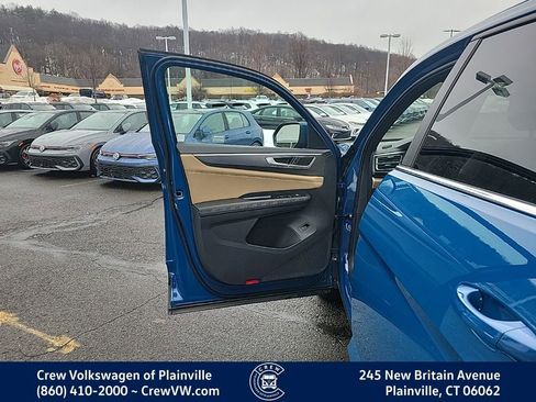 Certified 2025 Volkswagen Atlas Cross Sport SE image 38