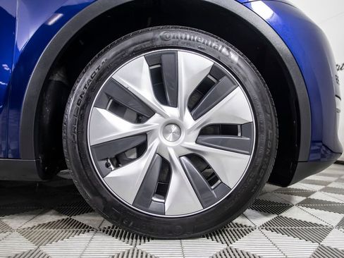 Used 2024 Tesla Model Y Long Range AWD/4WD image 32