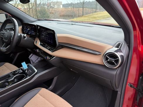 Used 2025 Chevrolet Equinox ACTIV image 25