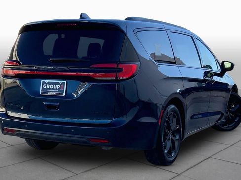 Used 2025 Chrysler Pacifica Limited FWD image 13