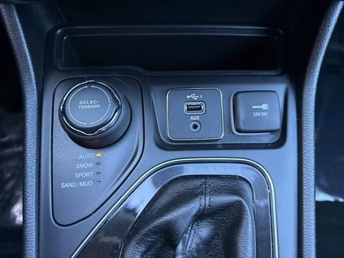 Used 2019 Jeep Cherokee Limited image 14