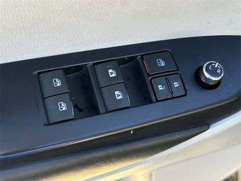 Used 2019 Toyota Highlander XLE image 9