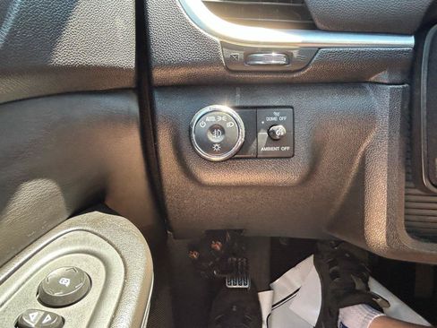 Used 2017 Chevrolet Traverse LT w/ Style and Technology Package FWD image 27