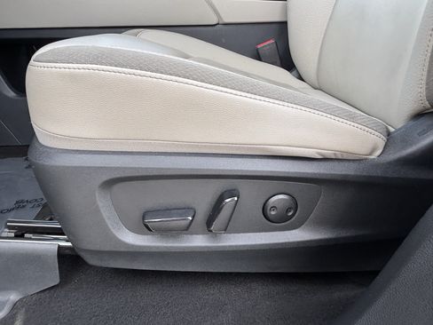 Used 2025 Nissan Pathfinder SL FWD image 16