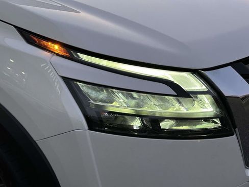 Used 2024 Nissan Pathfinder SV image 9