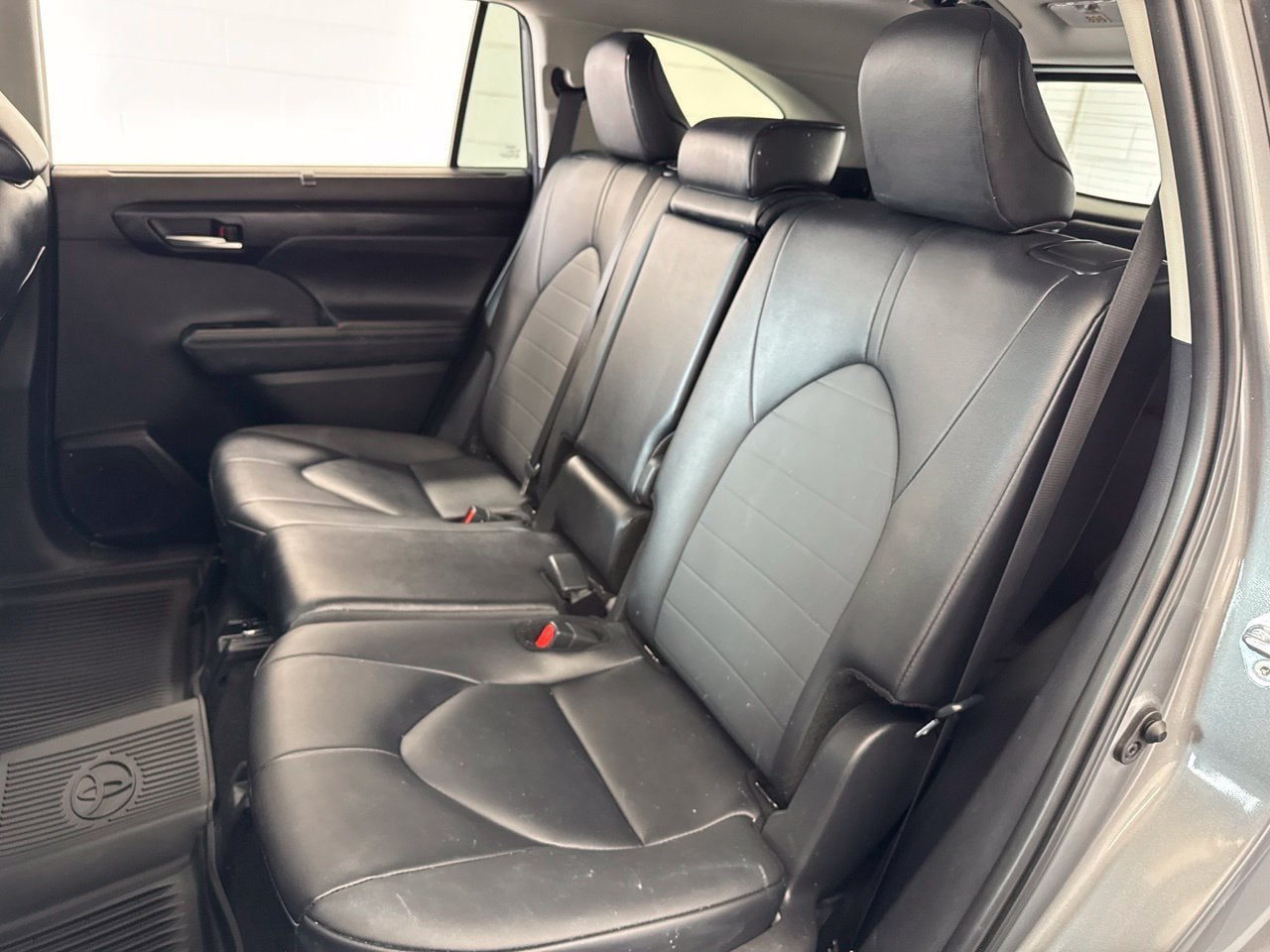 Used 2025 Toyota Highlander XLE AWD/4WD image 41