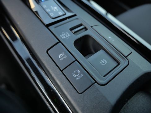 Certified 2025 Toyota Prius LE image 33