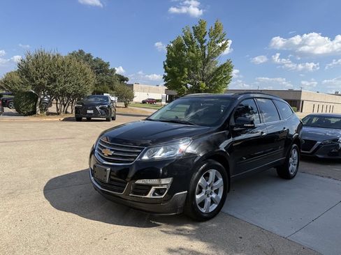 Used 2016 Chevrolet Traverse LT w/ Style and Technology Package FWD image 3