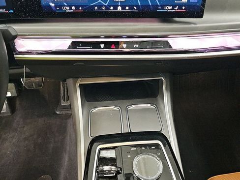 Used 2023 BMW 740i image 11