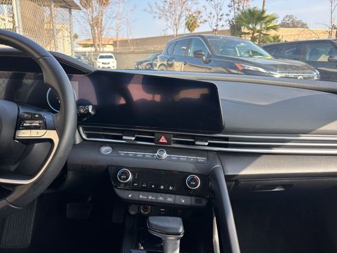 Used 2025 Hyundai Elantra SEL image 17