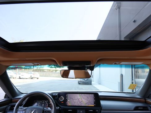 Used 2022 Lexus ES 350 w/ Premium Package image 28