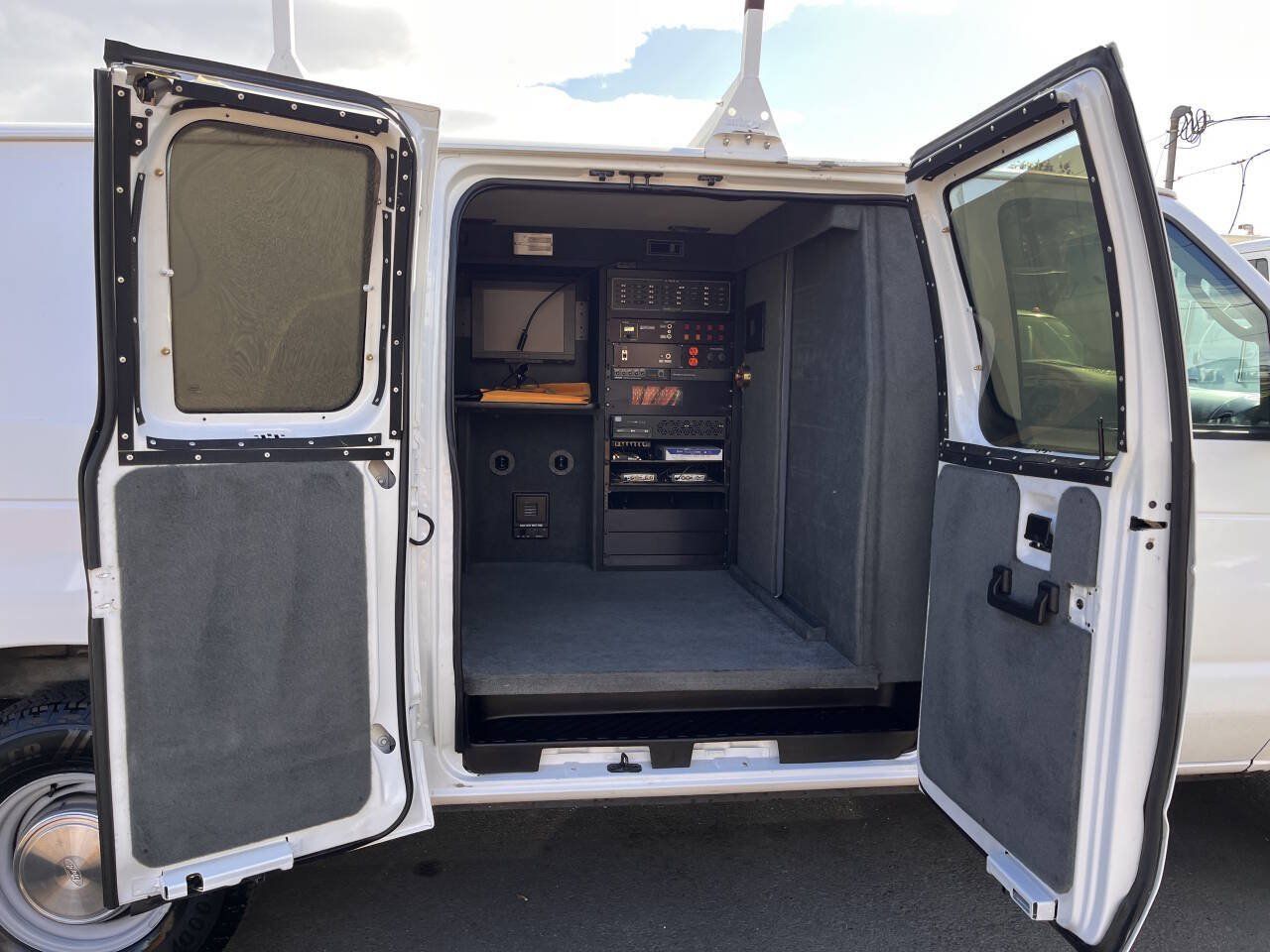 Used 2003 Ford E-350 and Econoline 350 Extended Super Duty RWD image 19
