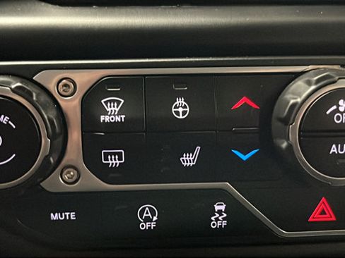 Used 2022 Jeep Wrangler Unlimited Sahara w/ Cold Weather Group AWD/4WD image 29