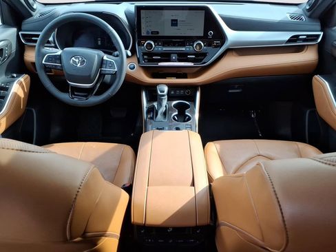 Used 2024 Toyota Highlander Platinum image 13