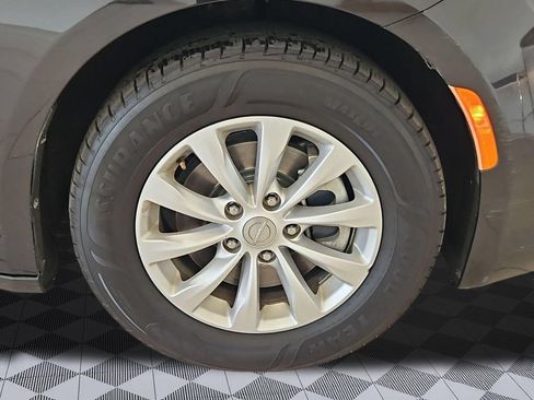 Used 2017 Chrysler Pacifica Touring-L FWD image 30