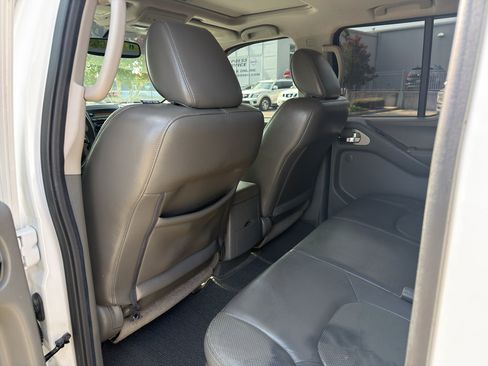 Used 2011 Nissan Frontier SL w/ Moonroof Pkg RWD image 13