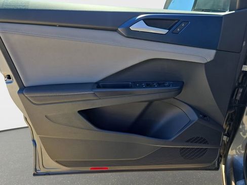 Used 2024 Volkswagen Taos SE image 29