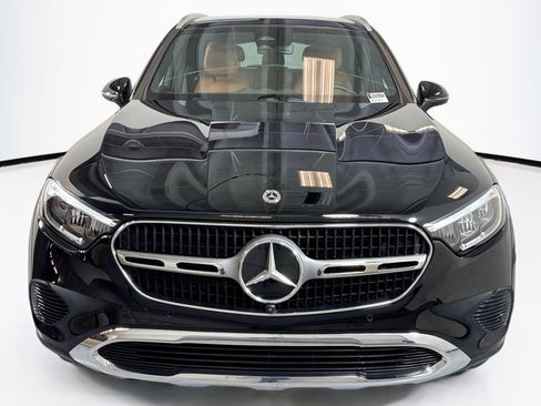 Used 2025 Mercedes-Benz GLC 350e 4MATIC image 2