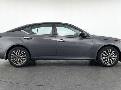 Used 2025 Nissan Altima 2.5 SV FWD image 11