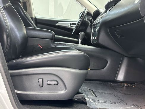 Used 2019 Nissan Pathfinder SL FWD image 12