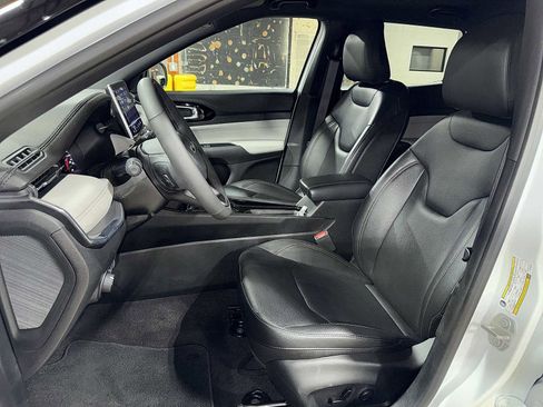 Used 2023 Jeep Compass Limited image 15