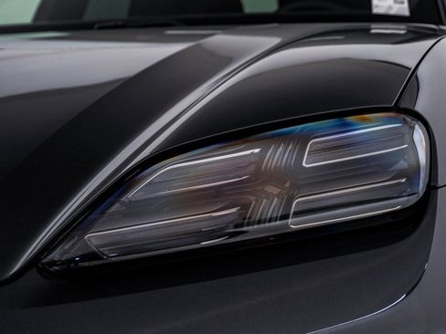 Certified 2025 Porsche Macan Electric image 7