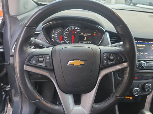 Used 2022 Chevrolet Trax LT w/ LT Convenience Package image 17