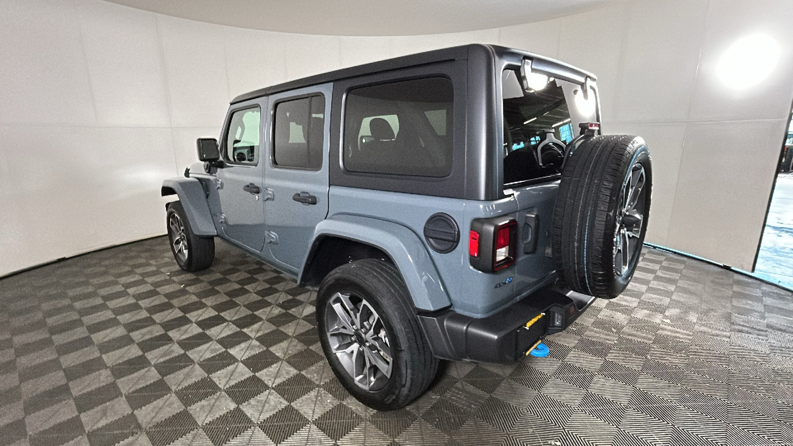 Used 2024 Jeep Wrangler Unlimited w/ Convenience Group AWD/4WD image 5