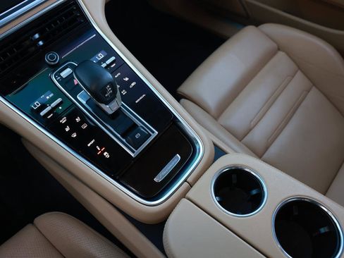 Used 2018 Porsche Panamera 4 image 40