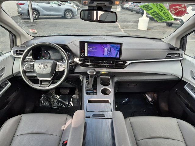 Used 2025 Toyota Sienna XLE FWD image 16