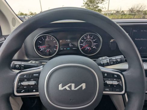 Used 2022 Kia Carnival LX FWD image 33