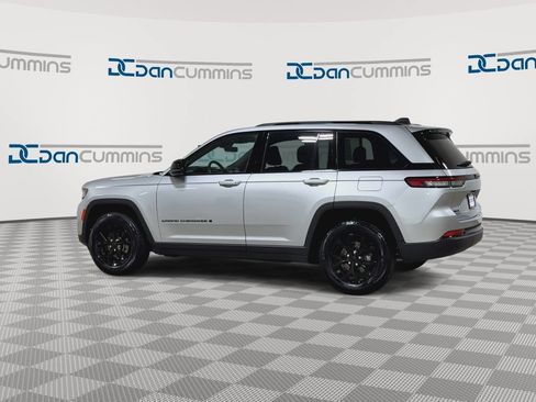 Used 2025 Jeep Grand Cherokee Altitude AWD/4WD image 7