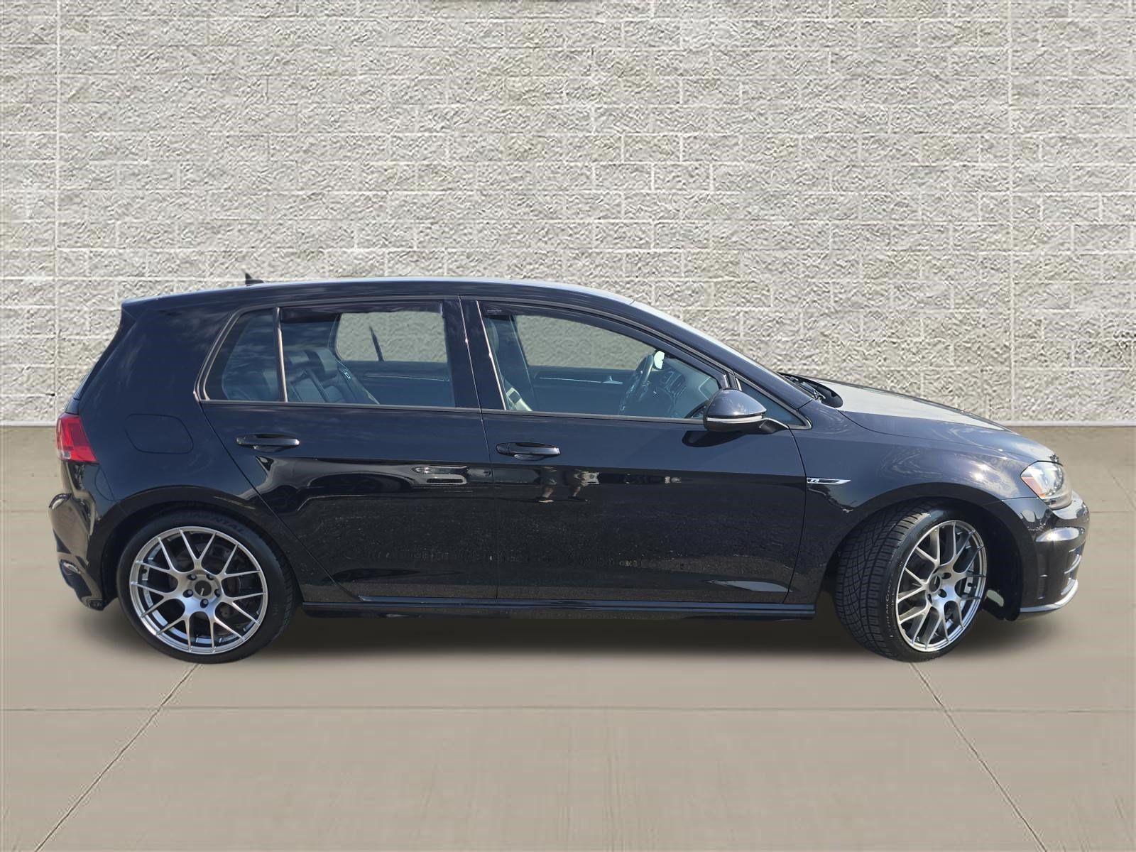 Used 2017 Volkswagen Golf R 4-Door AWD/4WD image 8