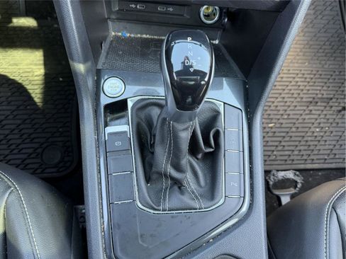 Used 2022 Volkswagen Tiguan SE R-Line image 21