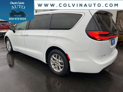 Used 2024 Chrysler Pacifica Touring-L image 10
