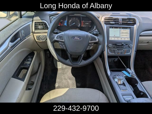 Used 2017 Ford Fusion SE w/ Fusion SE Technology Package FWD image 16