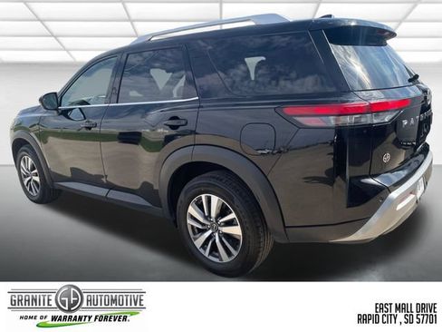 Used 2025 Nissan Pathfinder SL AWD/4WD image 4