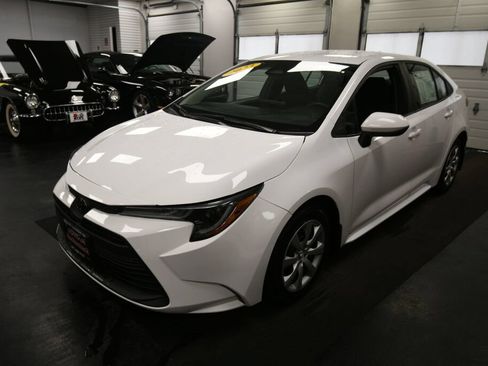 Used 2023 Toyota Corolla LE FWD image 4