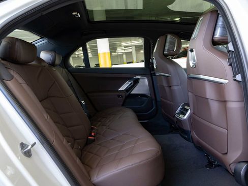 New 2026 BMW 750e xDrive image 27