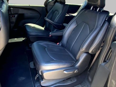 Used 2025 Chrysler Pacifica Select FWD image 21