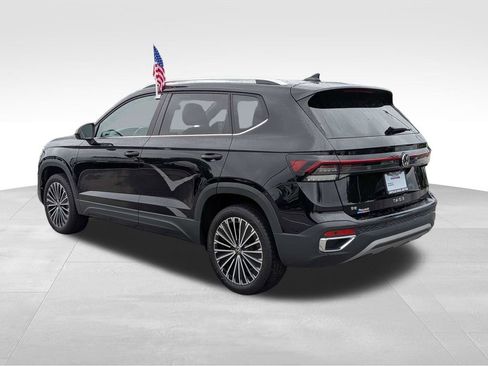 Used 2025 Volkswagen Taos SE FWD image 7