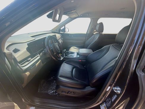 Used 2025 Kia Carnival FWD image 19