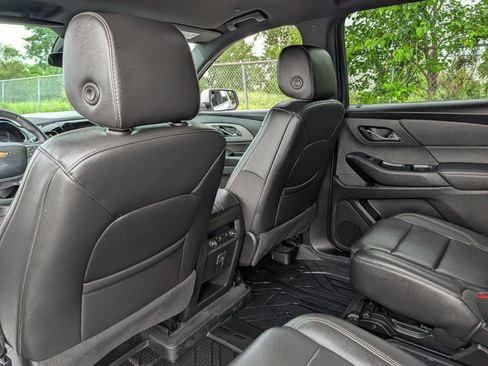 Used 2023 Chevrolet Traverse LT FWD image 20