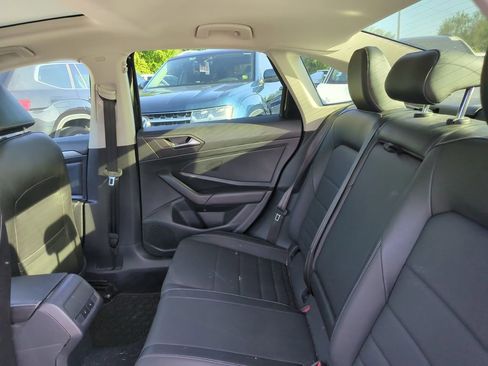 Used 2021 Volkswagen Jetta SE w/ SE Cold Weather Package image 9