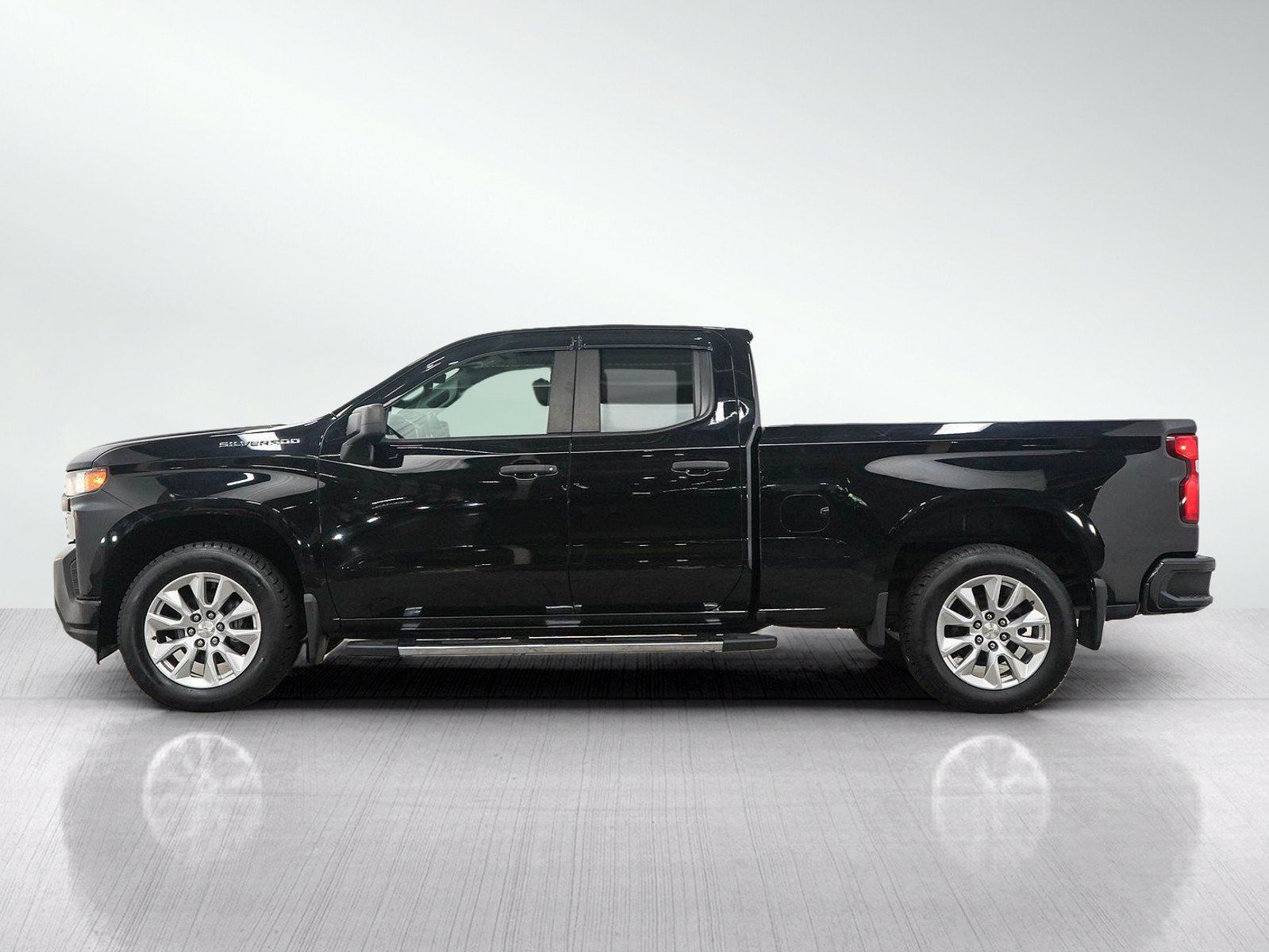 Used 2019 Chevrolet Silverado 1500 Custom w/ Custom Convenience Package AWD/4WD image 2