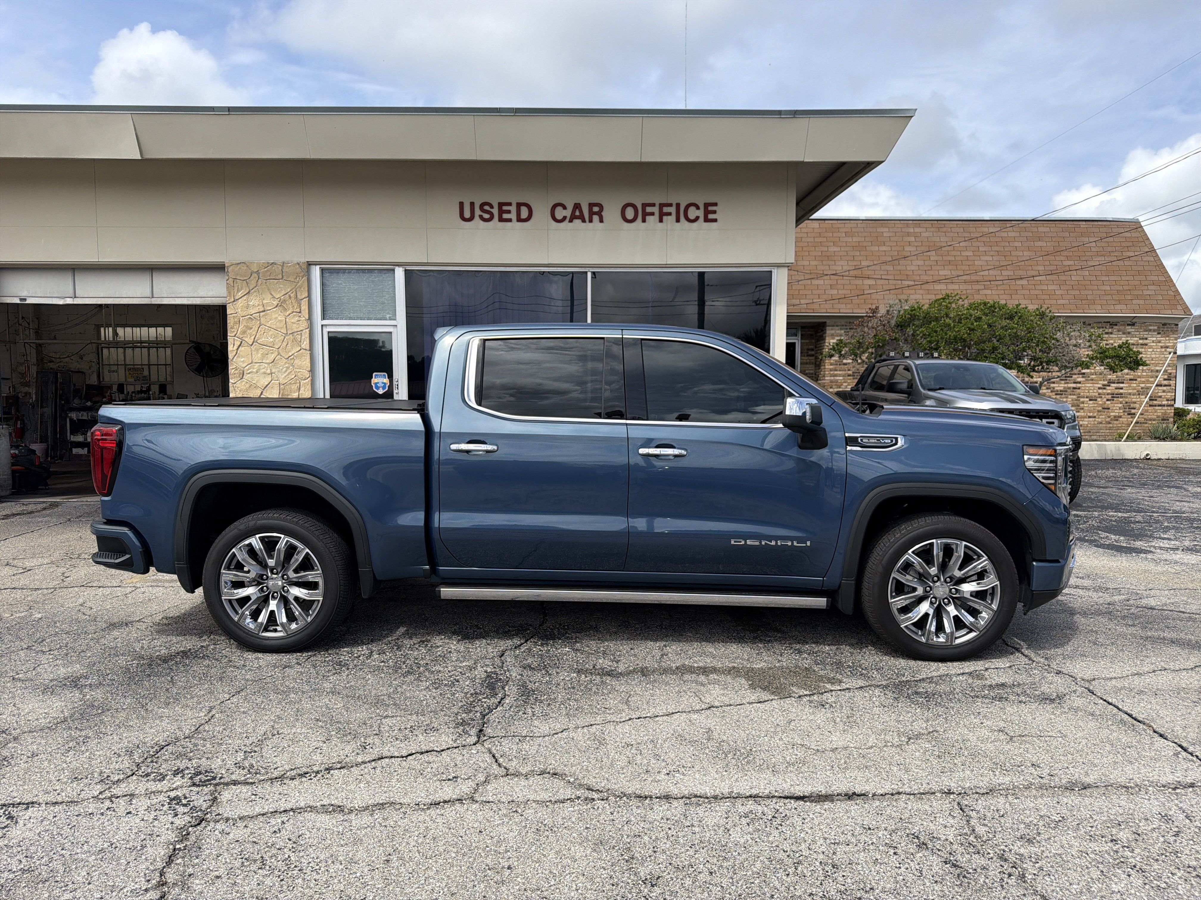 Used 2025 GMC Sierra 1500 Denali w/ Denali Reserve Package AWD/4WD image 2