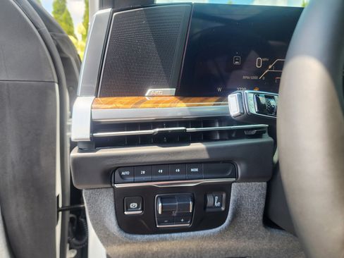 Used 2025 Cadillac Escalade Premium Luxury Platinum AWD/4WD image 30